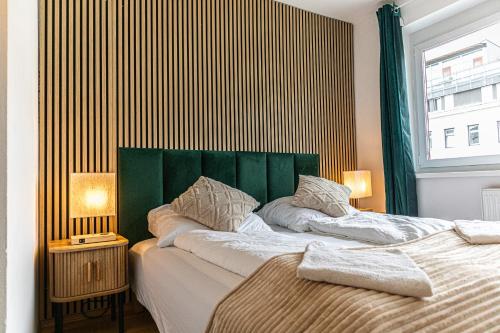 Chic 1BR and 1LR with Kingbed, 9 min to City Center via Metro