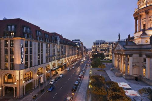 uma vista para uma rua da cidade com edifícios e carros em Hilton Berlin em Berlim