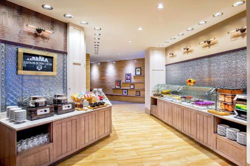 ナッシュビルにあるDoubleTree by Hilton Hotel Nashville Downtownのビュッフェ形式の食事が楽しめるレストラン