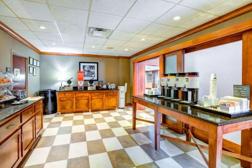 Set per la preparazione di tè e caffè presso Hampton Inn Boston-Norwood