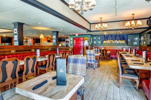 um restaurante com mesas e cadeiras e um bar em Hampton Inn Boston-Norwood em Norwood