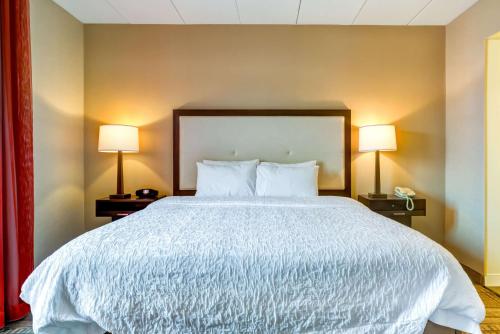 Letto o letti in una camera di Hampton Inn Boston-Norwood