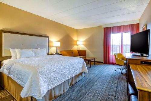 Letto o letti in una camera di Hampton Inn Boston-Norwood