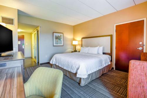 Letto o letti in una camera di Hampton Inn Boston-Norwood