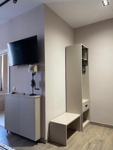 Una televisión o centro de entretenimiento en apartamente Melodi
