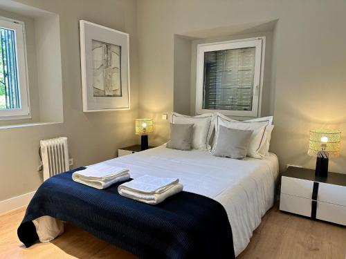 1 dormitorio con 1 cama con 2 toallas en La Casita de Sofia en El Escorial