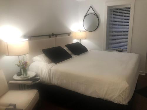 Ένα ή περισσότερα κρεβάτια σε δωμάτιο στο 18 Vine Inn & Carriage House