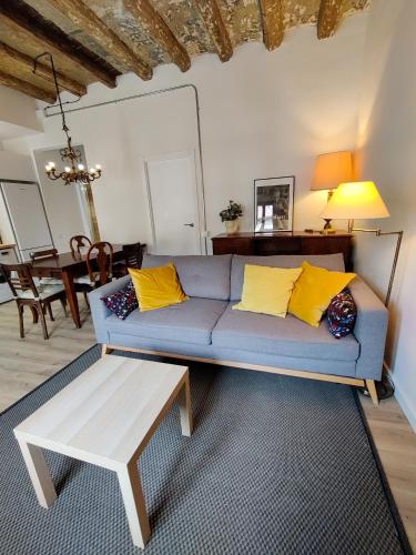 a living room with a blue couch and a table at Sereno rincón de montaña in Sant Corneli de Cercs 