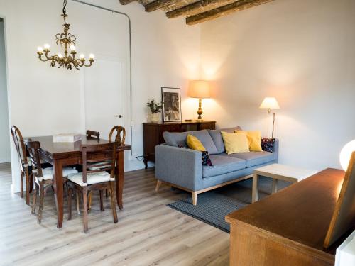 sala de estar con sofá y mesa en Sereno rincón de montaña, en Sant Corneli de Cercs 