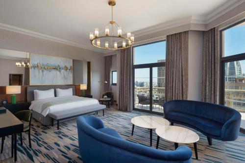 ein Hotelzimmer mit einem Bett und einem großen Fenster in der Unterkunft Conrad Cairo Hotel & Casino in Kairo