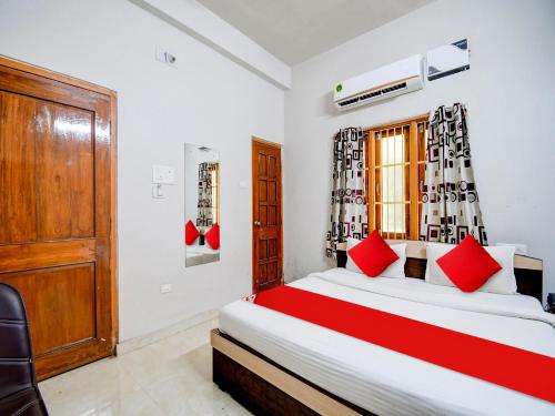 Uma cama ou camas num quarto em OYO Sivansh