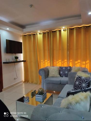 sala de estar con sofá y mesa de centro en Apartamento de 2 habitaciones con inversor y seguridad 24/7 en Villa Mella