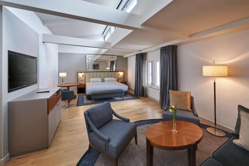 Habitación de hotel con cama y TV en Hilton Cologne en Colonia
