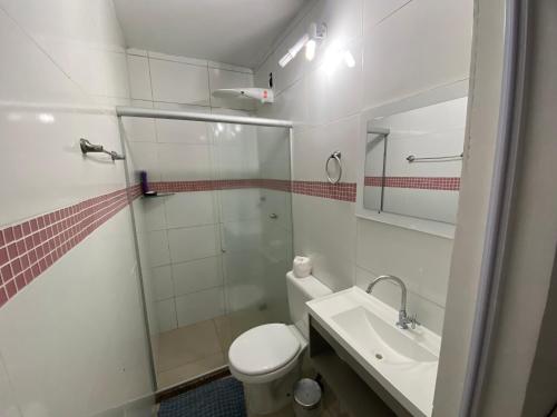 uma casa de banho com um chuveiro, um WC e um lavatório. em Best House Victoria em Vitória