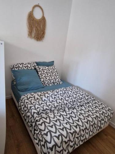 Cama ou camas em um quarto em Appartement 20mn Paris Saint Lazare (4 personnes)