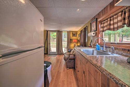 eine Küche mit einer Spüle und einer Theke in der Unterkunft Lone Ranger Cabin with 50 Acres by Raystown Lake in Huntingdon