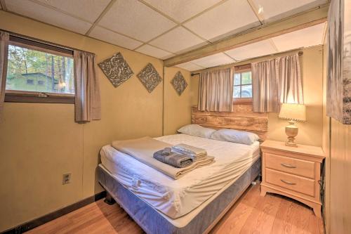 ein Schlafzimmer mit einem Bett, einer Kommode und einem Fenster in der Unterkunft Lone Ranger Cabin with 50 Acres by Raystown Lake in Huntingdon