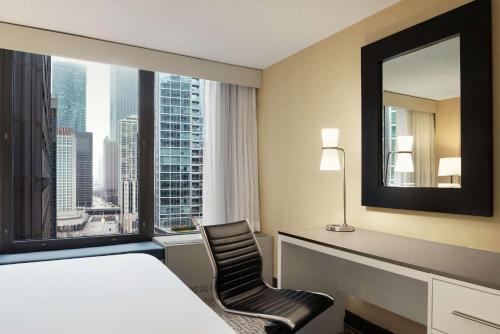 pokój hotelowy z łóżkiem i dużym oknem w obiekcie DoubleTree by Hilton Chicago Magnificent Mile w Chicago