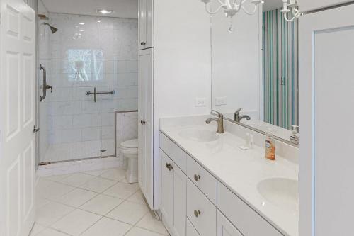 biała łazienka z 2 umywalkami i prysznicem w obiekcie Carefree w mieście Virginia Beach