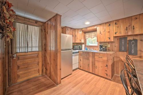 Η κουζίνα ή μικρή κουζίνα στο 1 Mi to Raystown Lake Wyatt Earp Cabin with Deck!