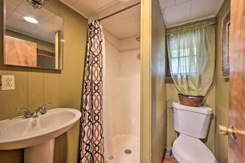 e bagno con lavandino, servizi igienici e doccia. di Wyatt Earp Cabin with Deck, 1 Mi to Raystown Lake! a Huntingdon