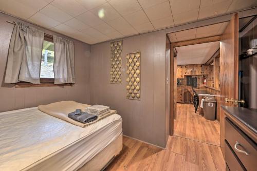 Η κουζίνα ή μικρή κουζίνα στο 1 Mi to Raystown Lake Wyatt Earp Cabin with Deck!