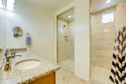 un baño con lavabo y ducha en 3 Mi to Goodyear Ballpark Desert Den with Pool, en Goodyear