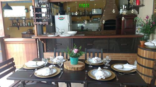 a table with plates and napkins on top of it at Pousada Nascente do Pirahy in Piraí