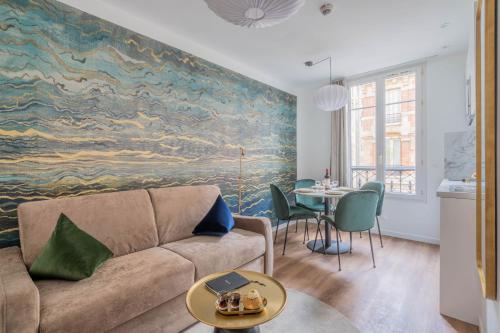 uma sala de estar com um sofá e uma mesa em Résidence Le Belleville em Paris