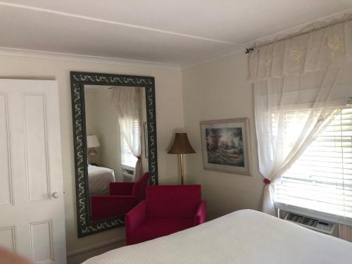 Ένα ή περισσότερα κρεβάτια σε δωμάτιο στο 18 Vine Inn & Carriage House