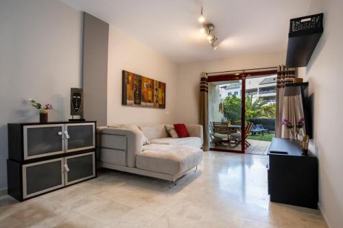 ein Wohnzimmer mit Sofa und Tisch in der Unterkunft Apartamento Balandros in Palm-mar