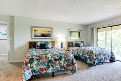 Säng eller sängar i ett rum på Margaritaville Resort Retreat with Hot Tub and Deck