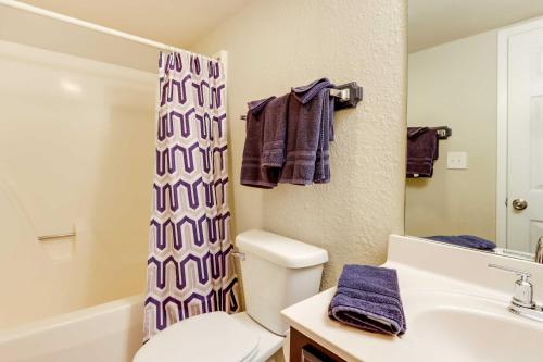 Ett badrum på Margaritaville Resort Retreat with Hot Tub and Deck