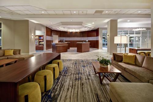 Posezení v ubytování Embassy Suites Charleston