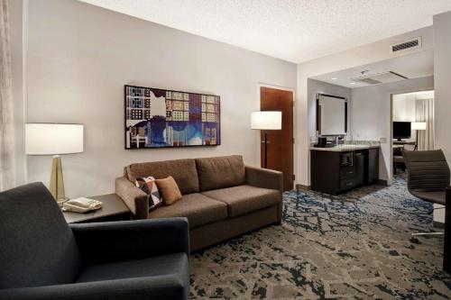 Posezení v ubytování Embassy Suites Charleston