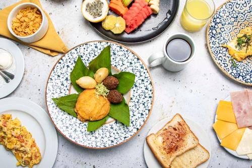 uma mesa coberta com pratos de comida e bebidas em Hilton Cartagena em Cartagena de Indias