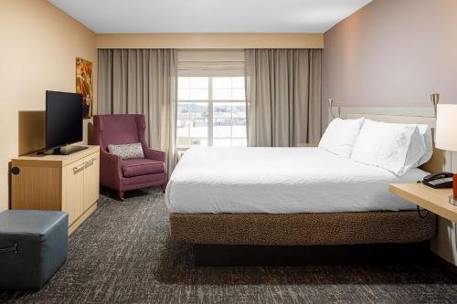 une chambre d'hôtel avec un lit et une chaise dans l'établissement Hilton Garden Inn Fredericksburg, à Fredericksburg