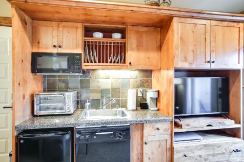 a kitchen with a sink and a microwave at Pet-Friendly Silver Mountain Studio Mountain View in Kellogg