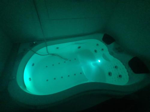 een groen bad in een donkere kamer bij סטודיו עם ג'קוזי מול כינרת in Tiberias