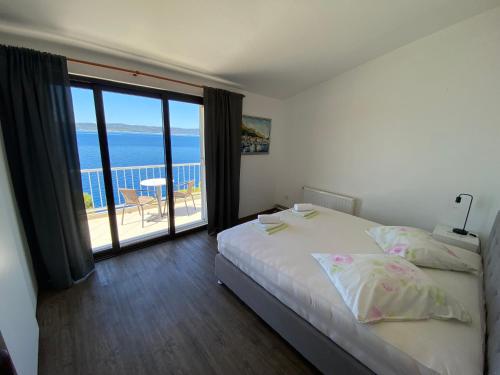 Schlafzimmer mit einem Bett und Meerblick in der Unterkunft Sunset Villa Brela in Brela