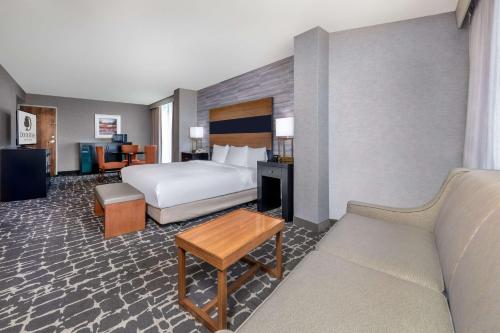 Ein Bett oder Betten in einem Zimmer der Unterkunft DoubleTree by Hilton Hotel Denver - Aurora