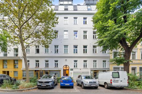 un edificio blanco con coches estacionados frente a él en Central Vienna Apartment with Garden View, en Viena