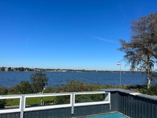 Blick auf einen Wasserkörper mit einem Zaun in der Unterkunft Ferienwohnung Wassergrundstück an der Schlei in Fahrdorf