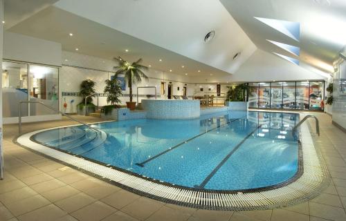 uma grande piscina num edifício em Hilton East Midlands Airport em Castle Donington