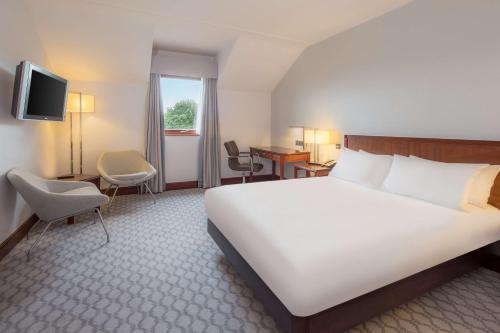 Postel nebo postele na pokoji v ubytování Hilton East Midlands Airport