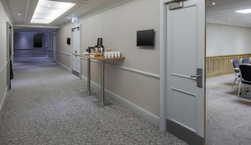 TV a/nebo společenská místnost v ubytování Hilton East Midlands Airport