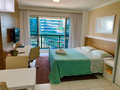 1 dormitorio con cama, escritorio y ventana en V320 Espaço Inteiro Wi-Fi Exclusivo Área Central, en Brasilia