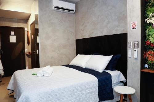 ein Schlafzimmer mit einem Bett mit Handtüchern darauf in der Unterkunft C1 Estúdio VN1 - A 400 metros do Allianz Parque in São Paulo