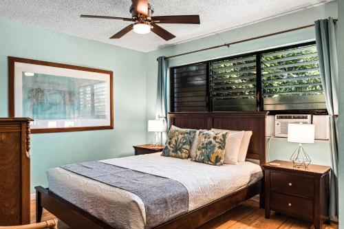 Schlafzimmer mit einem Bett, einem Deckenventilator und einem Fenster in der Unterkunft Kihei Resort 107A in Kihei