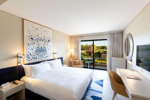 Ένα ή περισσότερα κρεβάτια σε δωμάτιο στο Hilton Vilamoura